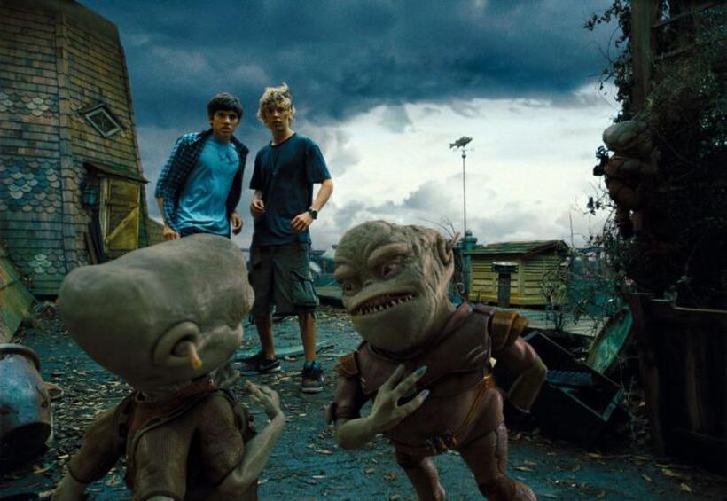 Carter Jenkins as Tom Pearson and Austin Butler as Jake Pearson in "Aliens in the Attic."