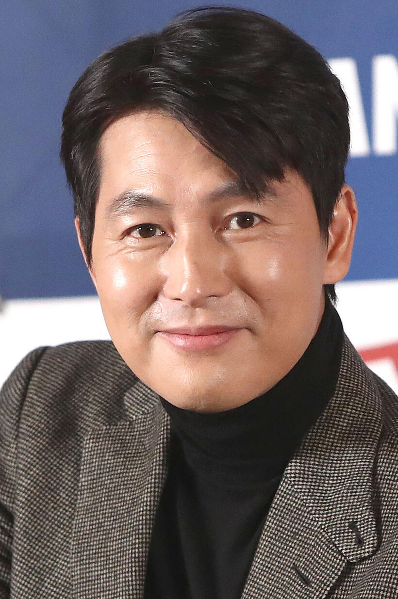 Jung Woo-sung at the hand-printing ceremony ahead of the 41st Blue Dragon Film Awards in Seoul.