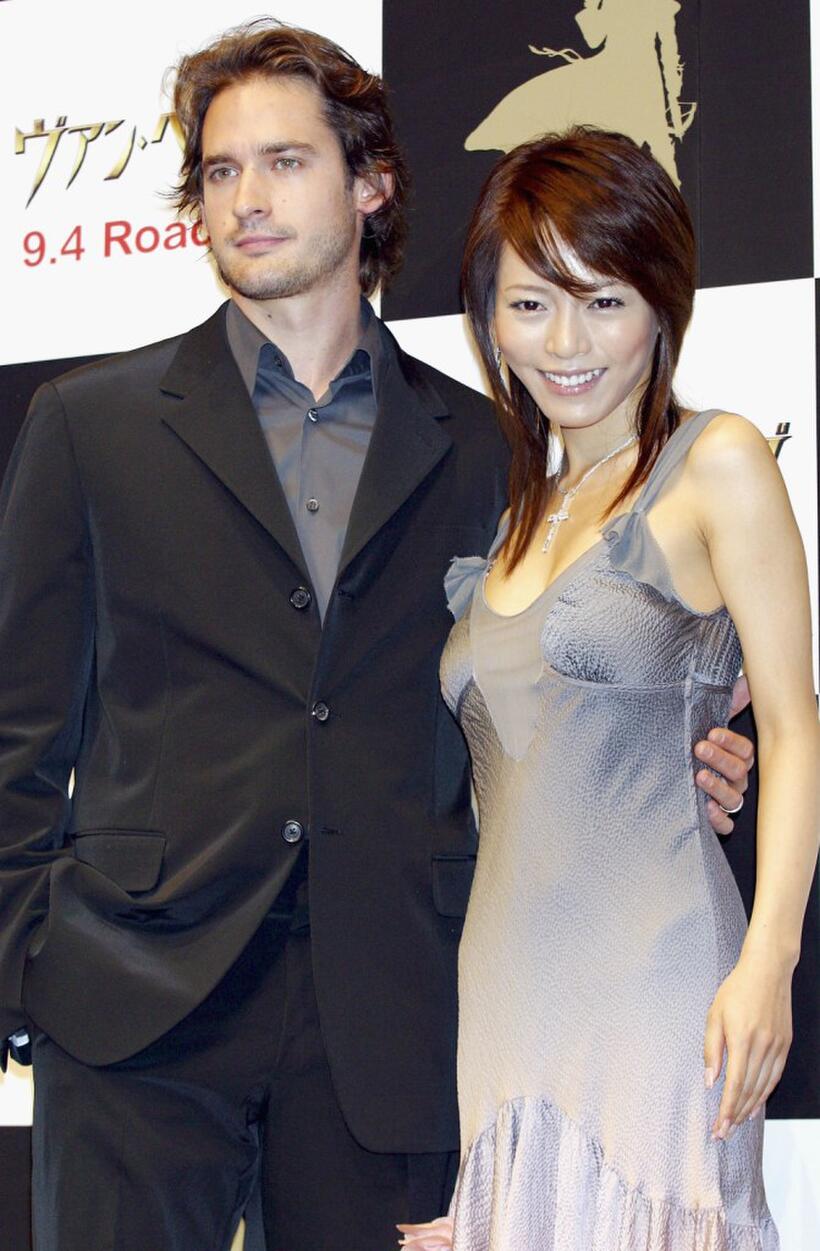 Will Kemp and Japanese actress Yumiko Shaku at the press conference to promote "Van Helsing."
