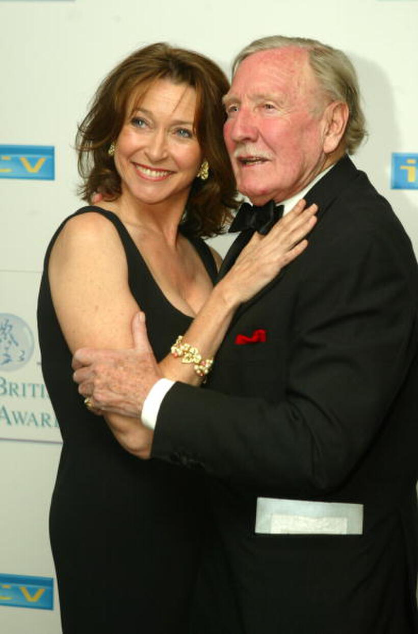 Cherie Lunghi and Leslie Phillips at the sixth Annual "British Soap Awards 2004."