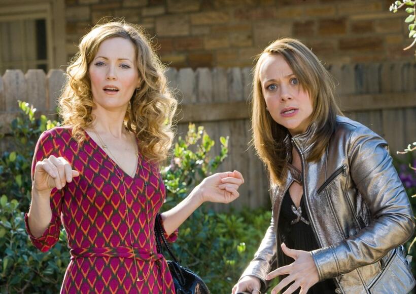 Leslie Mann as Scarlet and Nicole Sullivan as Naomi in "17 Again."