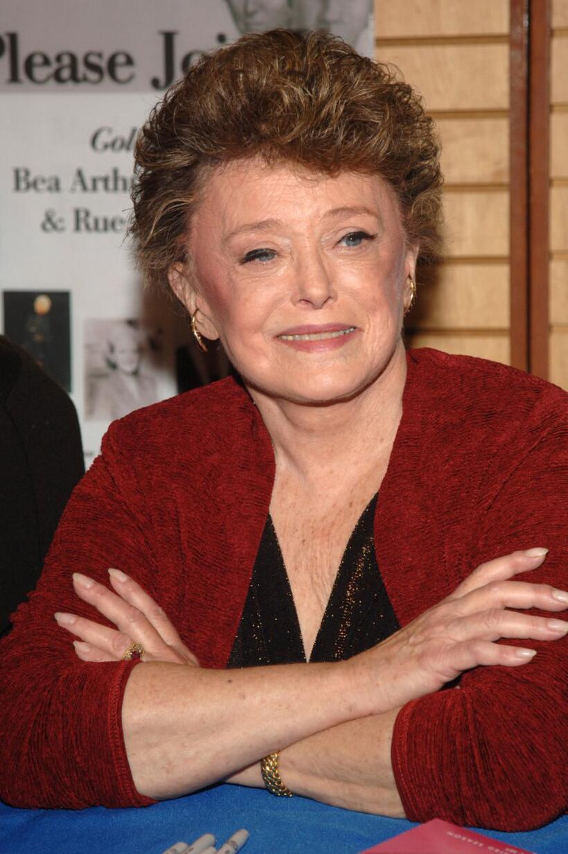 Rue McClanahan signs copies of "The Golden Gilrs Season 3."
