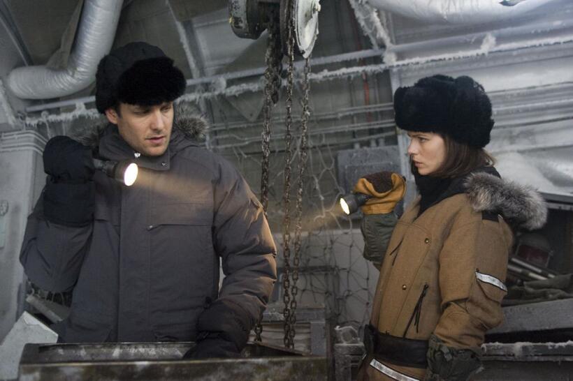 Gabriel Macht as Robert Pryce and Kate Beckinsale as Carrie Stetko in "Whiteout."