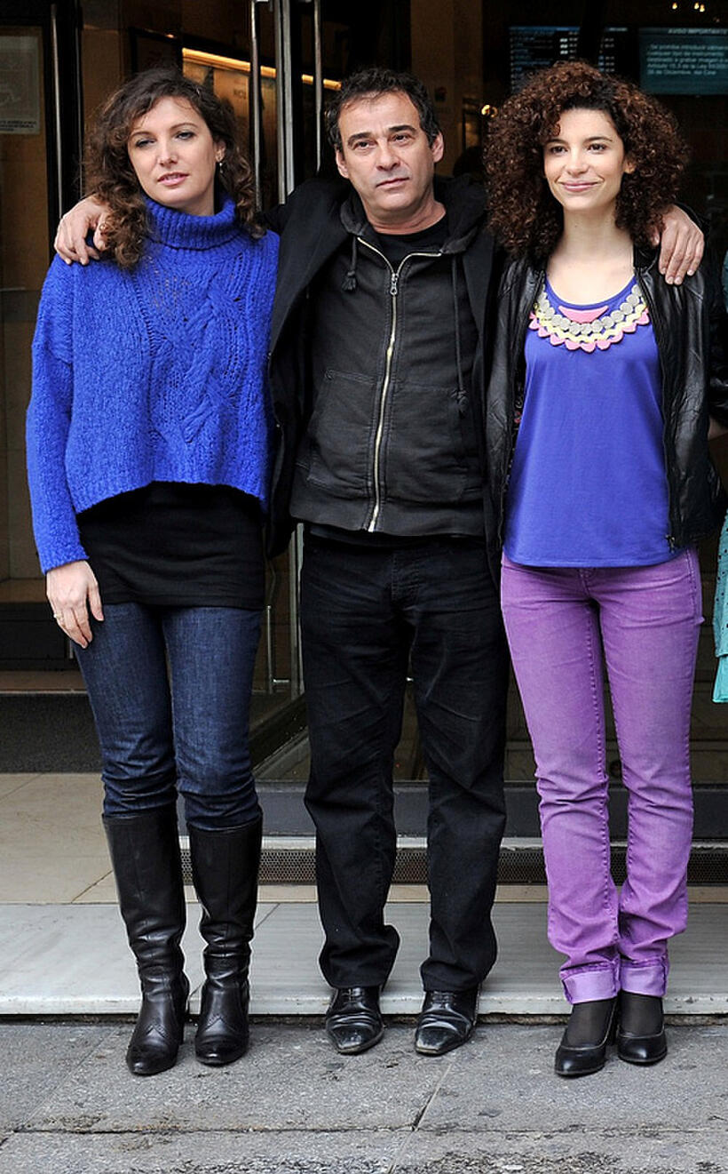 Marta Belaustegui, Eduard Fernandez and Irene Visedo at the photocall of "Amores Locos."