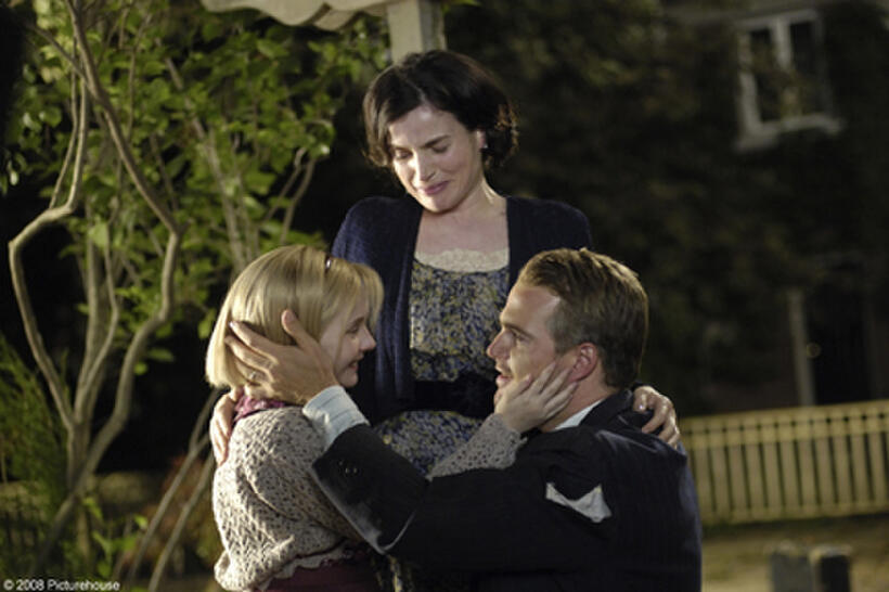 Abigail Breslin, Julia Ormond and Chris O'Donnell in "Kit Kittredge: An American Girl."