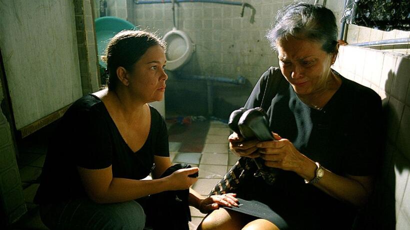 Jaclyn Jose as Nayda and Gina Pareno as Nanay Flor in "Serbis."