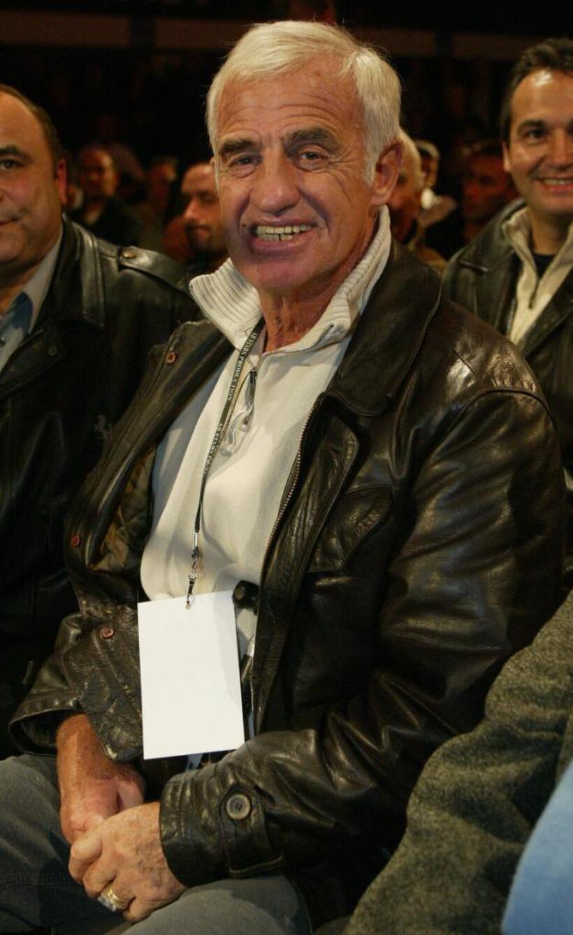 Jean-Paul Belmondo attends boxing matches.