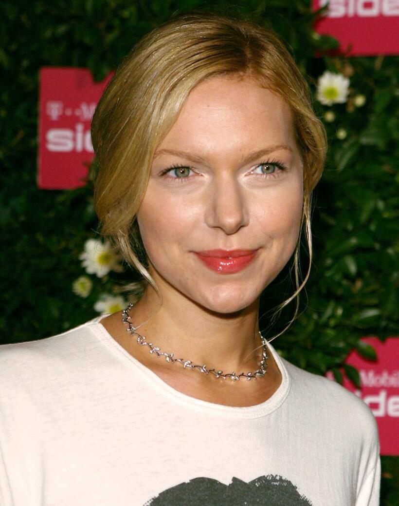Laura Prepon at the launch of T-Mobile Sidekick 3.