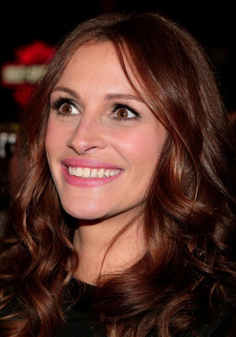 Julia Roberts at the Los Angeles premiere of "Charlie Wilson's War."
