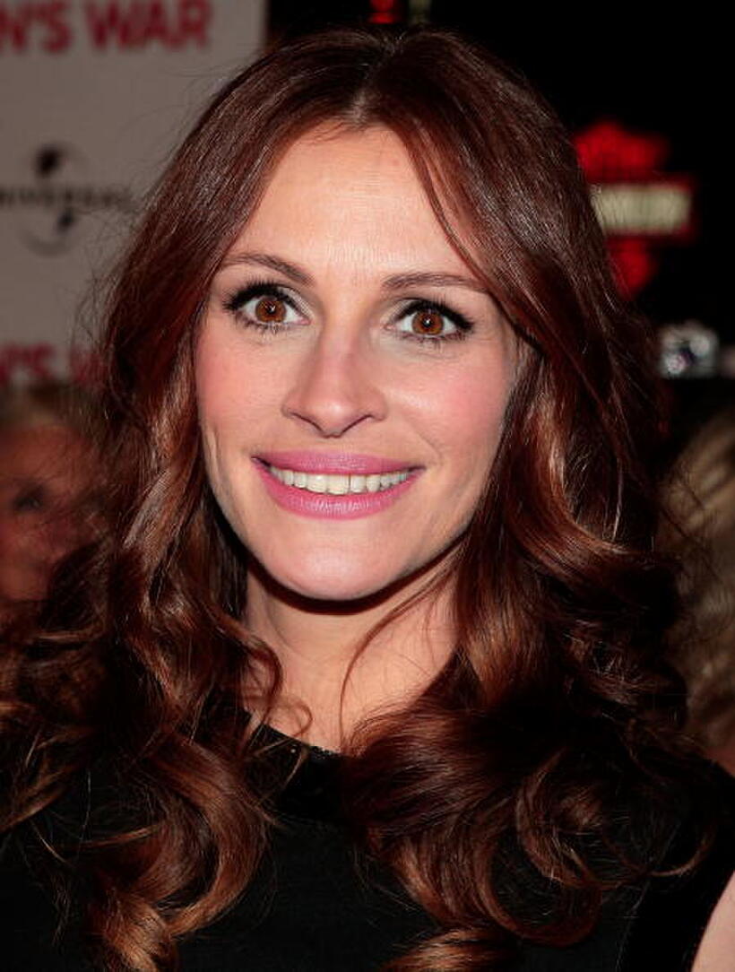 Julia Roberts at the "Charlie Wilson's War" premiere.