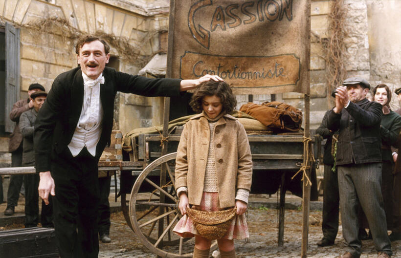 Edith Piaf (Pauline Burlet) and her father Louis Gassion (Jean-Paul Rouve) in "La Vie en Rose."