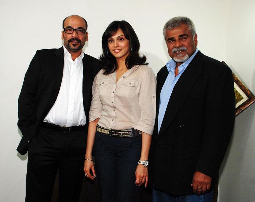 Mohan Kapoor, Ishaa Koppikar and Sharat Saxena at the promotion of "De Dhana Dhan."