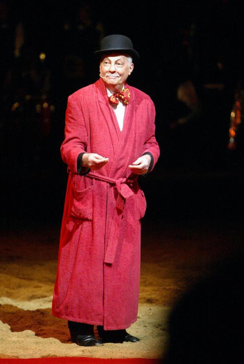 Michel Serrault at the show for the victims of the tsunami in Asia at the Gruss circus.