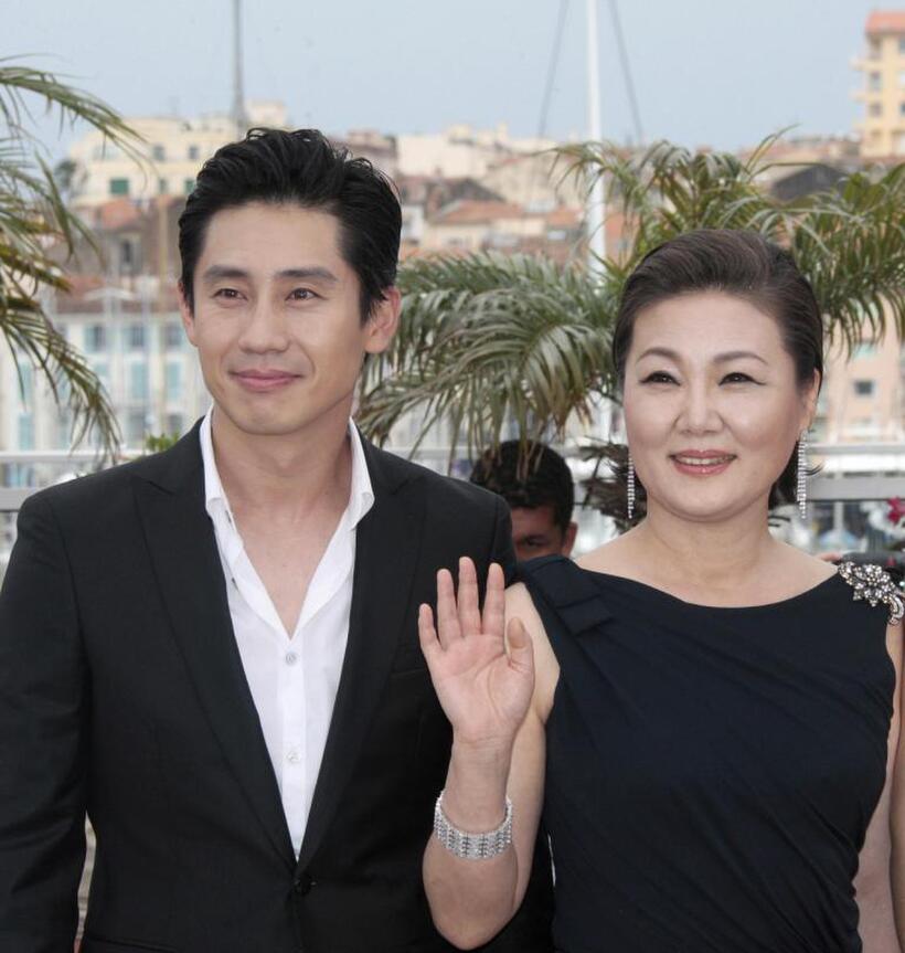 Shin Ha-kyun and Kim Hae-Sook at the photocall of "Thirst" during the 62nd Cannes Film Festival.