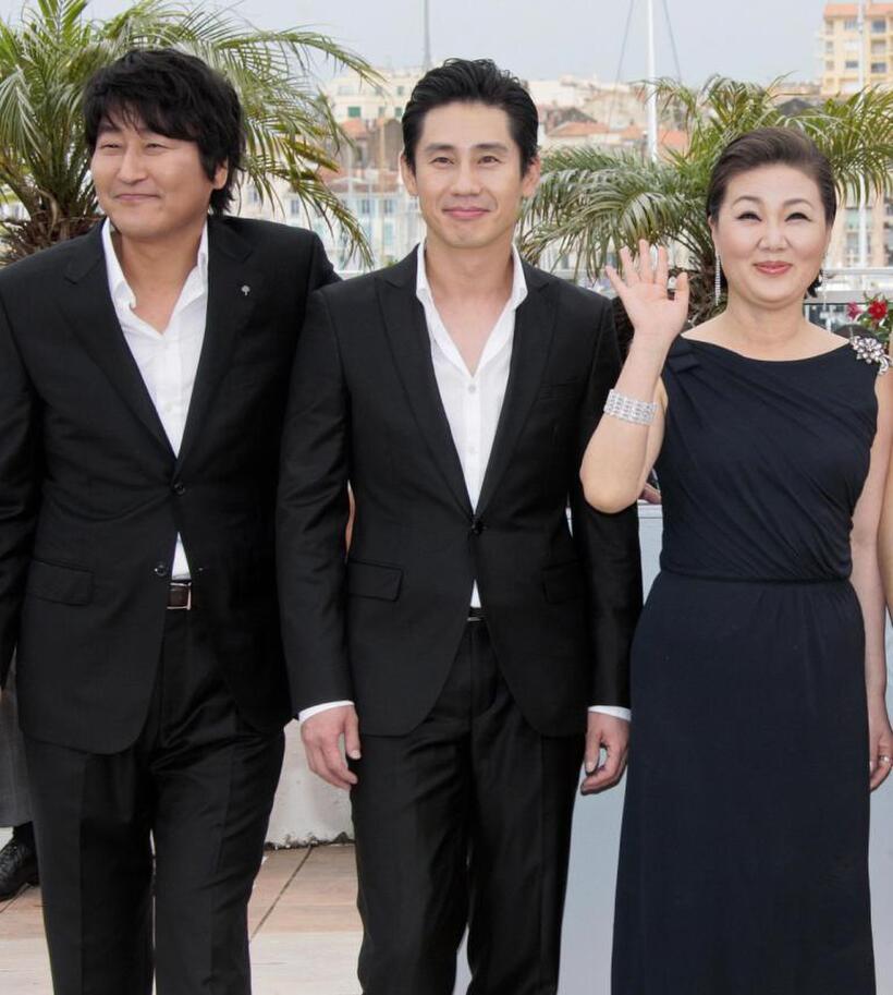 Song Kang-Ho, Shin Ha-kyun and Kim Hae-Sook at the photocall of "Thirst" during the 62nd Cannes Film Festival.