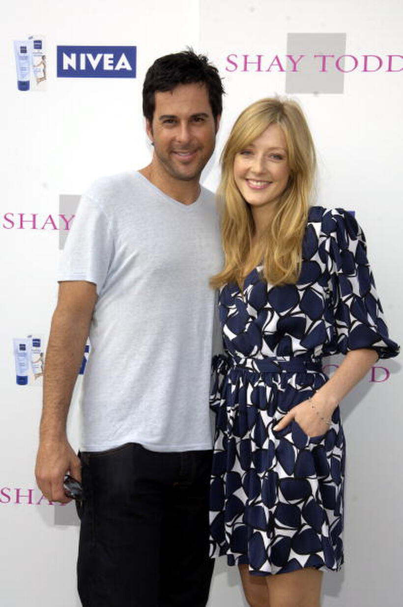 Jonathan Silverman and Jennifer Finnigan at the Shay Todd Summer 2007 Collection fashion.