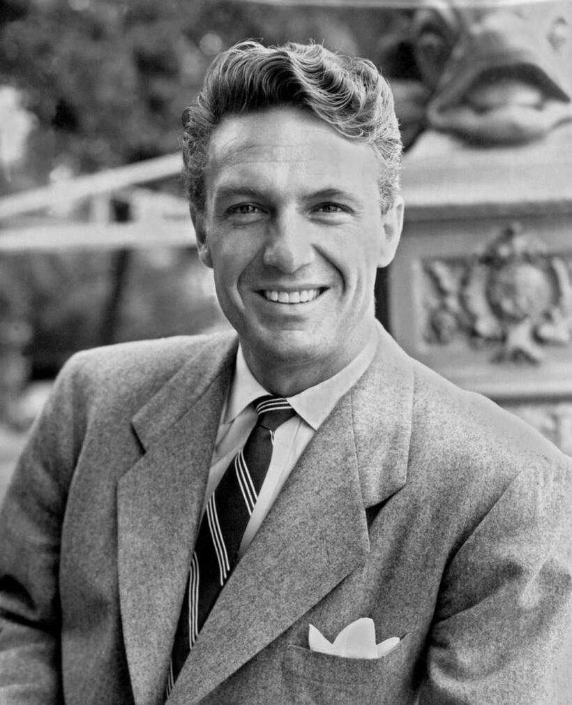 Robert Stack picture in 1951 at London upon his arrival from Hollywood.