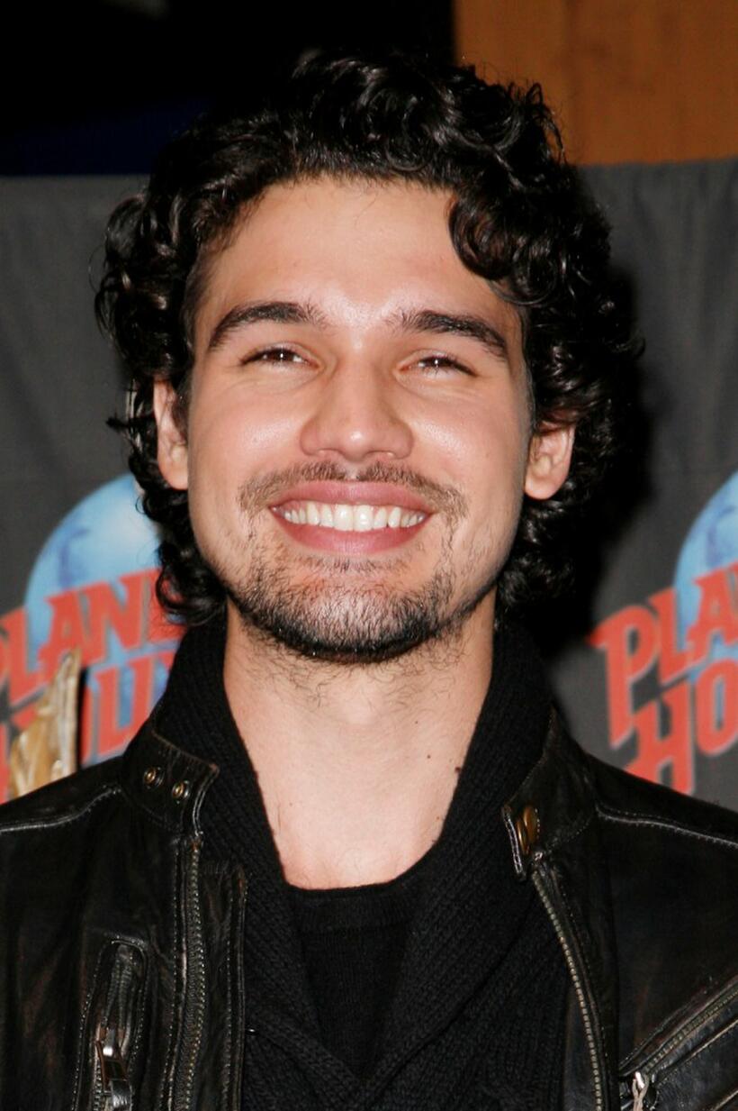 Steven Strait at the donation of costumes of "10000 B.C."