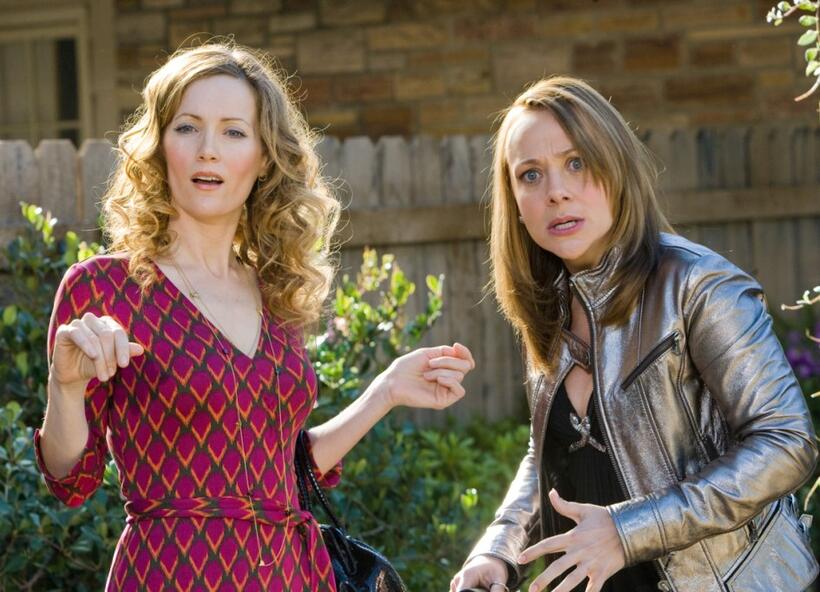 Leslie Mann as Scarlet and Nicole Sullivan as Naomi in "17 Again."