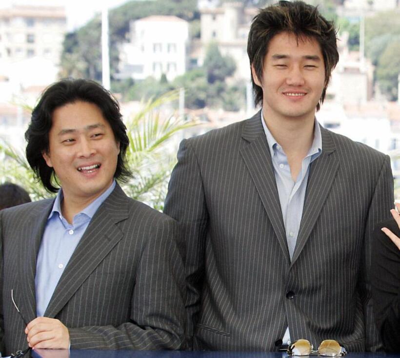 Park Chan Wook and Yoo Ji-Tae at the photocall of "Old Boy" during the 57th Cannes Film Festival.