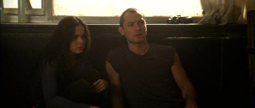 Alice Braga as Beth and Jude Law as Remy in "Repo Men."