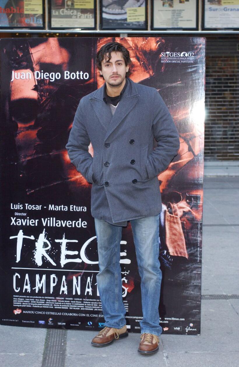 Juan Diego Botto at the photo shoot of "Trece Campanadas."