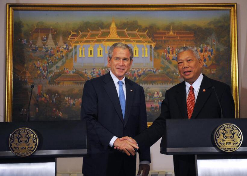 President George W. Bush and Prime Minister Samak Sundaravej at the joint statement in the Purple Room of the Government House.