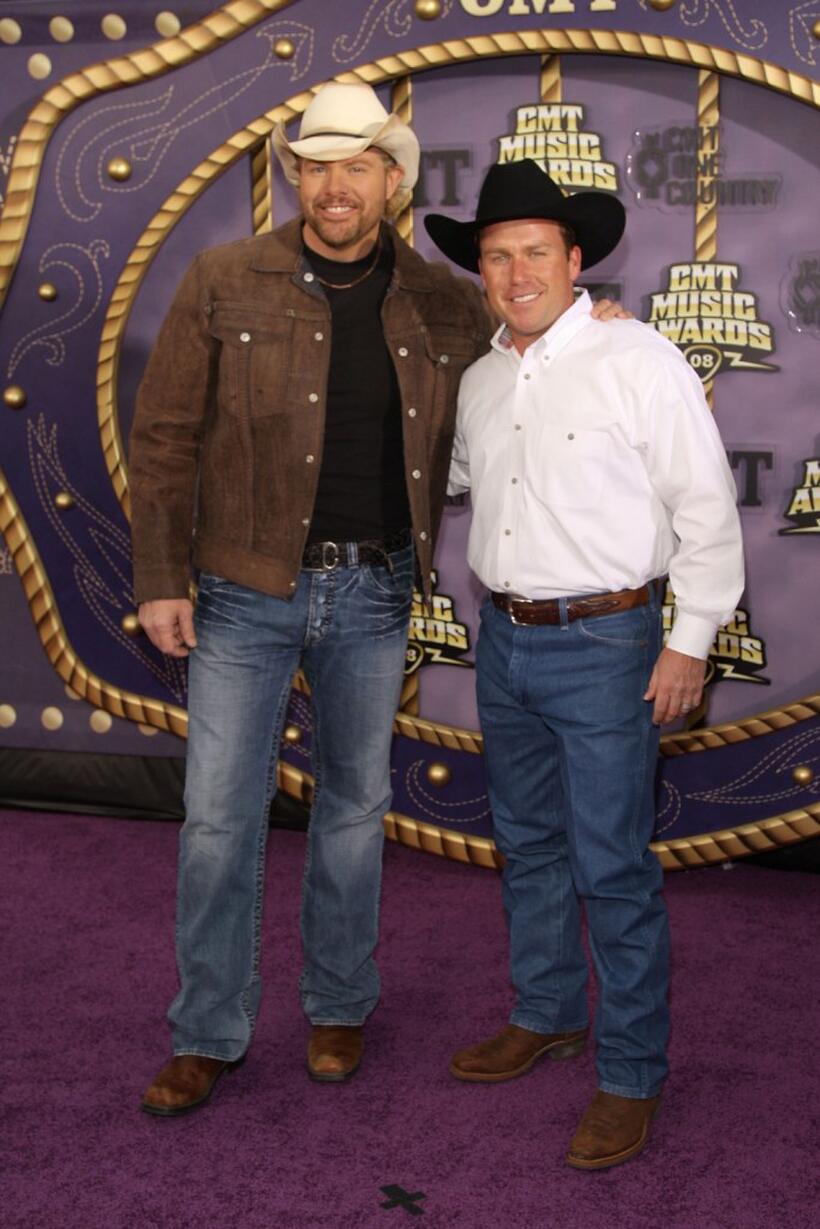 Toby Keith and Rodney Carrington at the 2008 CMT Music Awards.