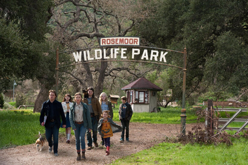 Matt Damon as Benjamin Mee, Carla Gallo as Rhonda Blair, Scarlett Johansson as Kelly Foster, Patrick Fugit as Robin Jones, Elle Fanning as Lily Miska, Maggie Elizabeth Jones as Rosie and Colin Ford as Dylan in ``We Bought a Zoo.''