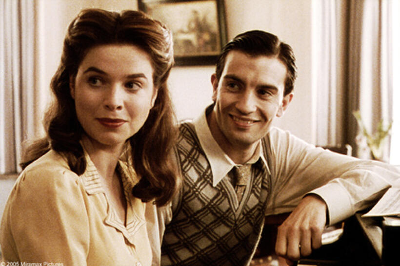 Lotte (Thekla Reuten) and her fianc? David (Jeroen Spitzenberger) play the piano in Miramax Films' TWIN SISTERS. Courtesy: Miramax Films