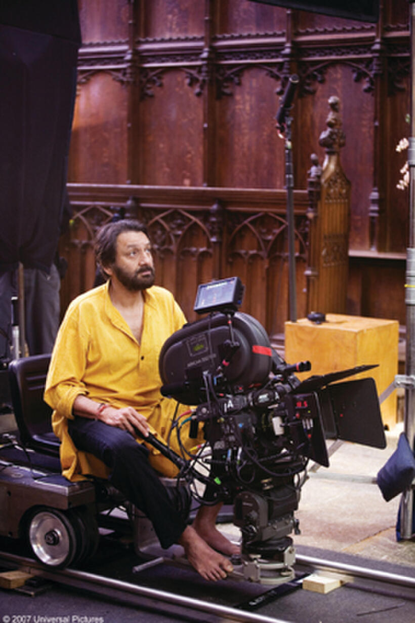 On the set of the film "Elizabeth: The Golden Age."