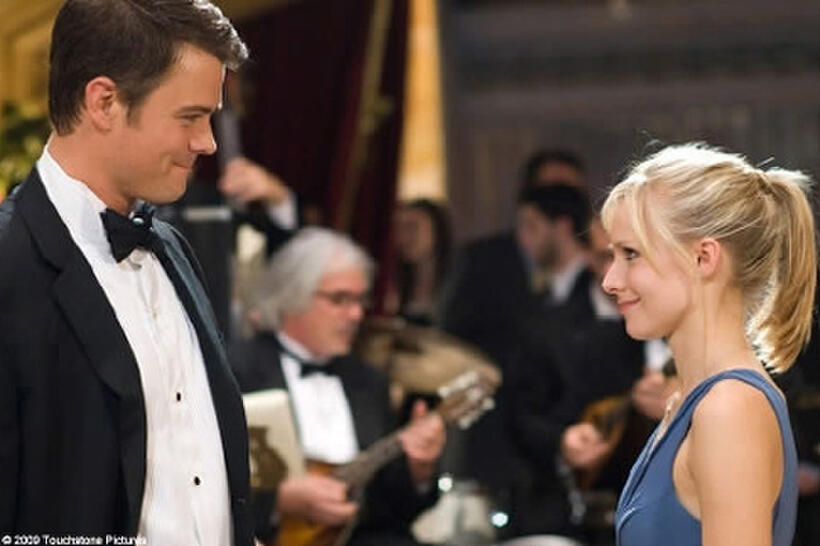 Josh Duhamel as Nick and Kristen Bell as Beth in "When in Rome."