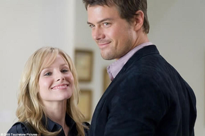 Kristen Bell as Beth and Josh Duhamel as Nick in "When in Rome."