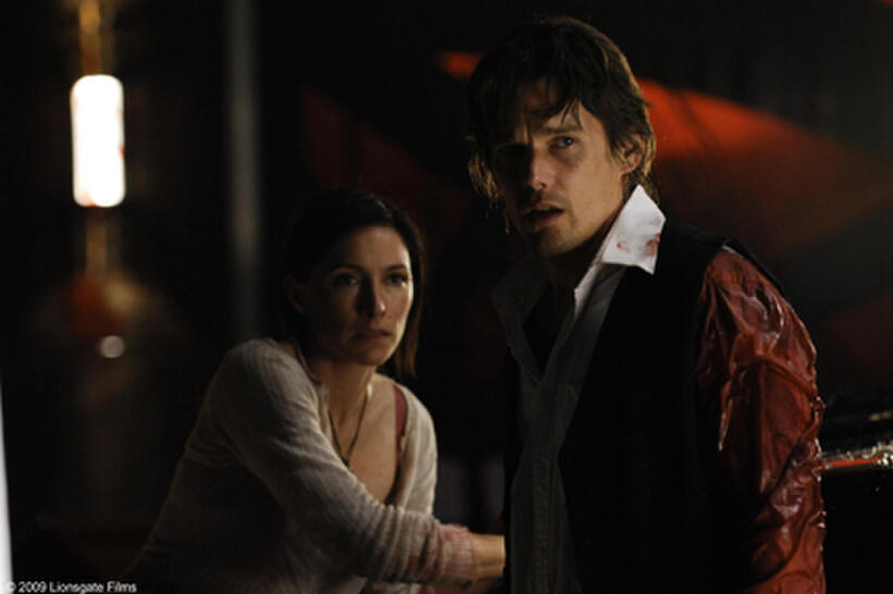Claudia Karvan as Audrey Bennett and Ethan Hawke as Edward Dalton in "Daybreakers."