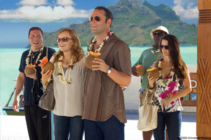 Jon Favreau as Joey, Malin Akerman as Ronnie, Vince Vaughn as Dave, Faizon Love as Shane and Kristin Davis as Lucy in "Couples Retreat."