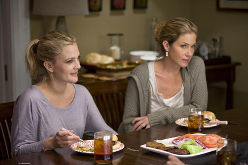 Drew Barrymore as Erin and Christina Applegate as Corinne in "Going the Distance."