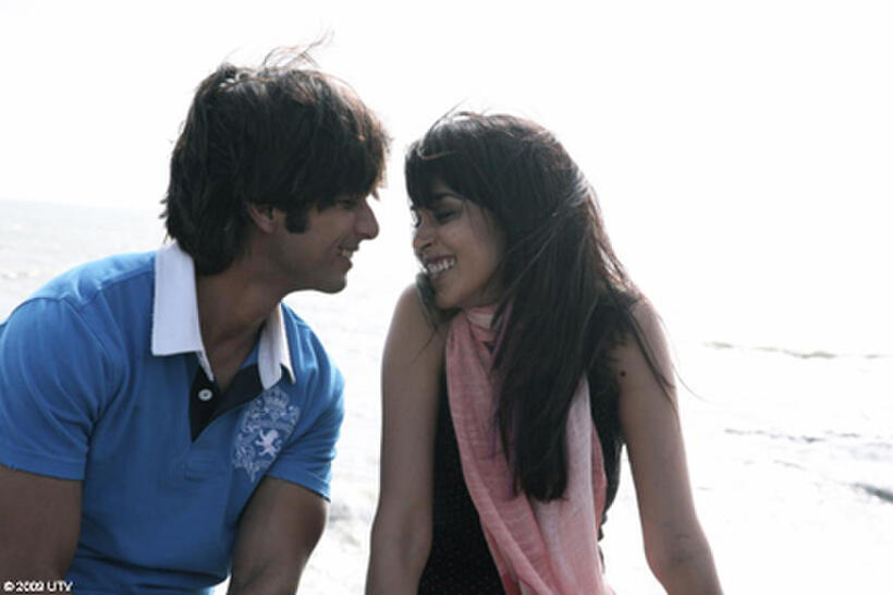 Shahid Kapoor as Sameer and Genelia D'Souza as Tina in "Chance Pe Dance."