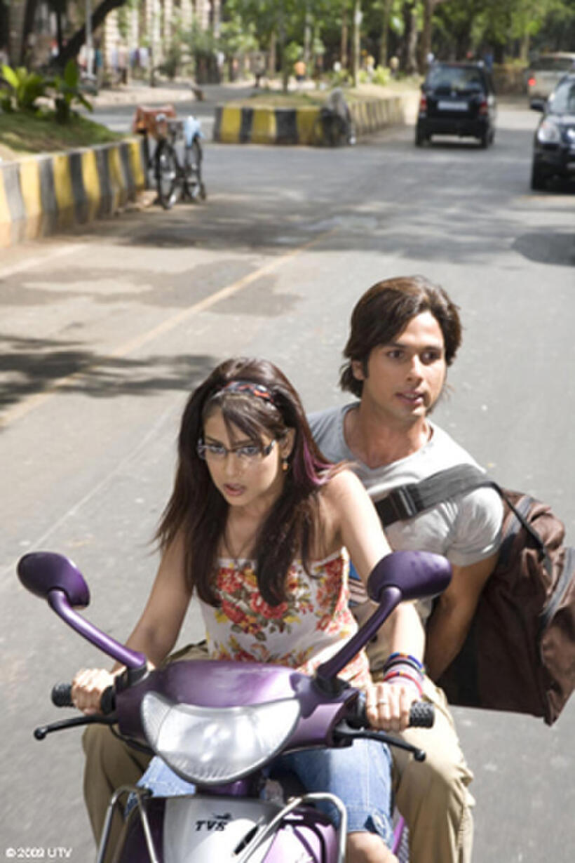 Genelia D'Souza as Tina and Shahid Kapur as Sameer in "Chance Pe Dance."