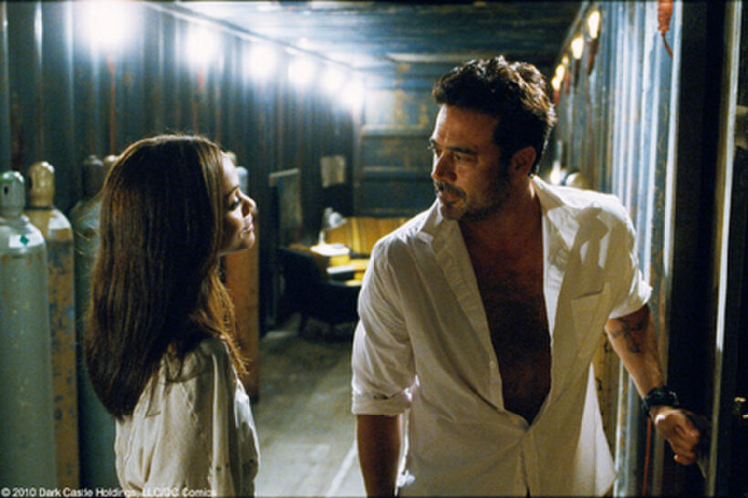 Zoe Saldana as Aisha and Jeffrey Dean Morgan as Clay in "The Losers."