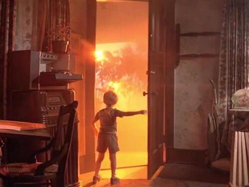Close Encounters of the Third Kind - The UFOs Surround the House