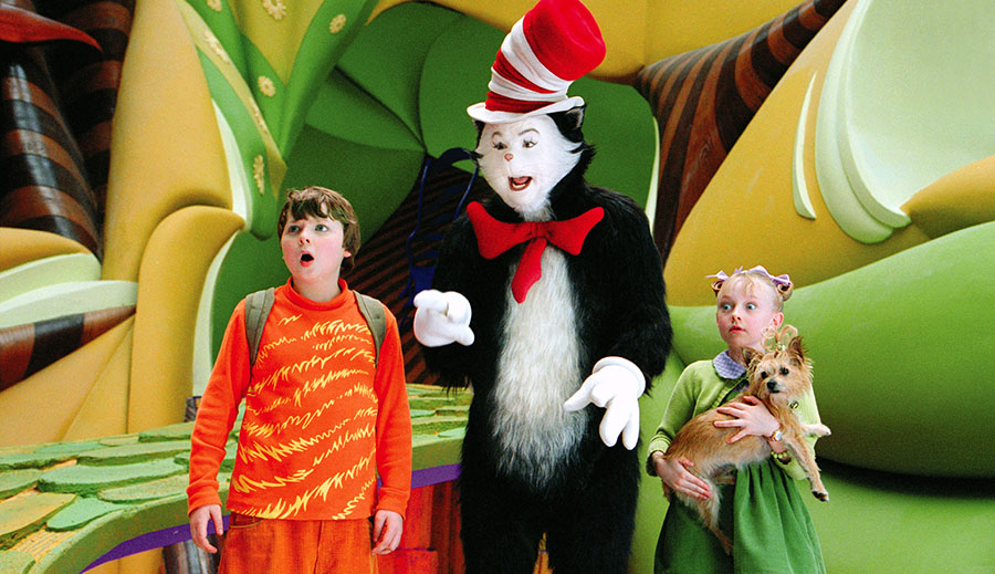 Spencer Breslin, Mike Myers and Dakota Fanning in The Cat in the Hat (2003)