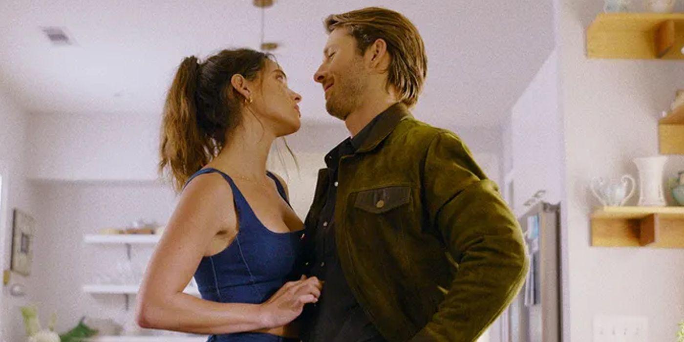 Adria Arjona and Glen Powell in Hit Man